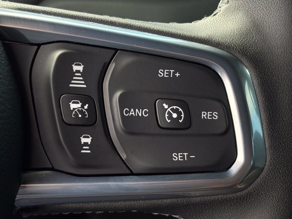 Used 2025 Jeep Wrangler Unlimited Sahara AWD/4WD image 17