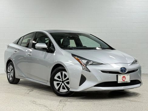 Used 2017 Toyota Prius Four w/ Premium Convenience Package image 3