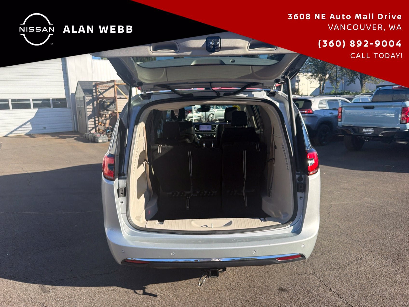 Used 2023 Chrysler Pacifica Touring-L FWD image 29