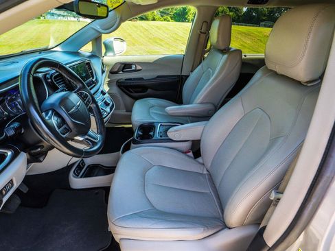 Used 2021 Chrysler Pacifica Touring-L FWD image 38