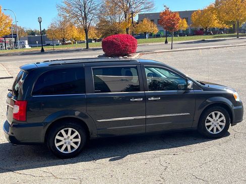 Used 2011 Chrysler Town & Country Touring-L image 7