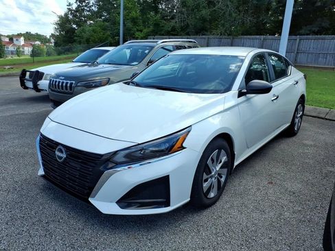 Used 2025 Nissan Altima 2.5 S FWD image 3