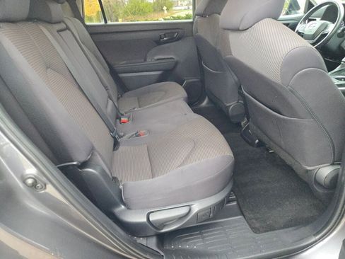 Used 2023 Toyota Highlander L image 11