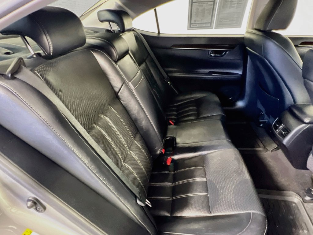 Used 2016 Lexus ES 300h w/ Luxury Package w/Wood Trim FWD image 28