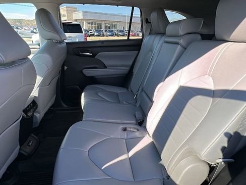 Used 2022 Toyota Highlander XLE AWD/4WD image 13