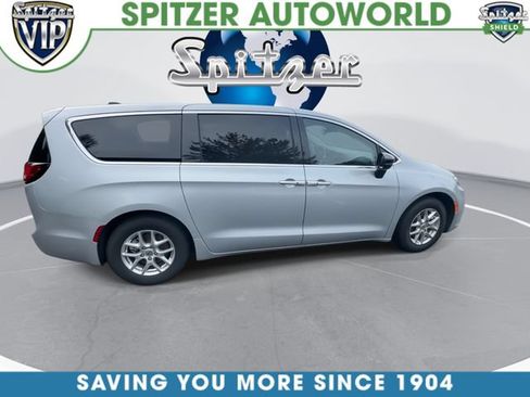 Used 2024 Chrysler Pacifica Touring-L FWD image 10