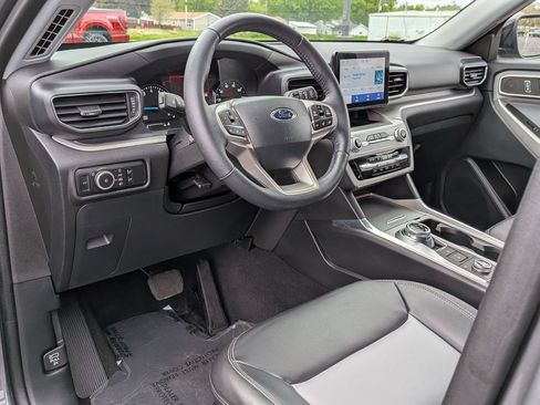 Used 2024 Ford Explorer XLT w/ Equipment Group 202A AWD/4WD image 9