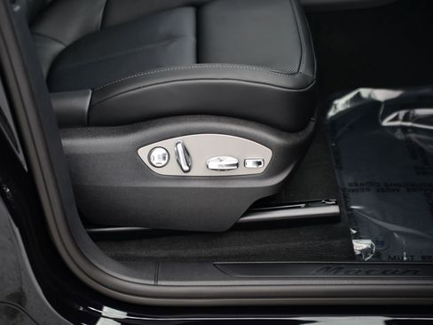 Used 2026 Porsche Macan AWD/4WD image 23