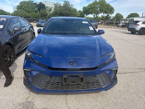 Used 2025 Toyota Camry SE w/ Convenience Package image 2