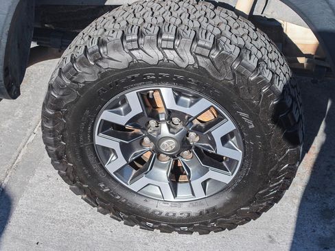 Used 2019 Toyota Tacoma TRD Off-Road image 12