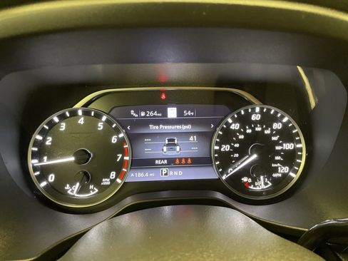 Used 2021 Nissan Titan SV w/ SV Convenience Package image 13