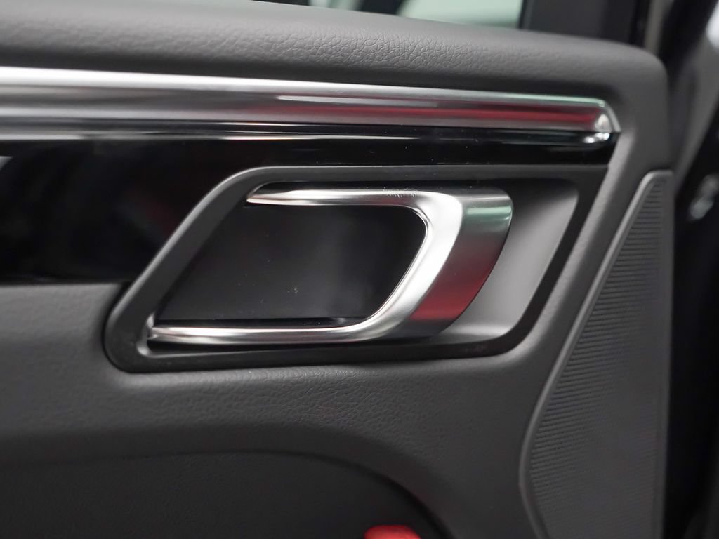 Certified 2026 Porsche Macan AWD/4WD image 26