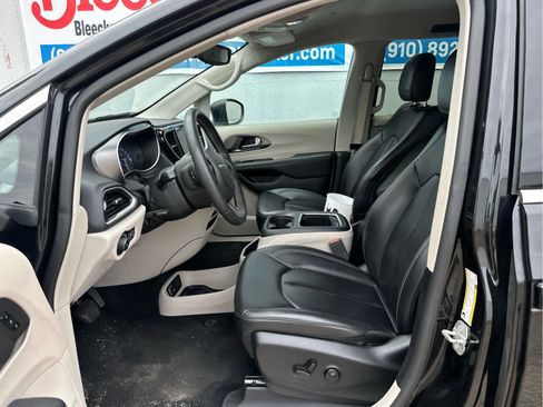 Used 2023 Chrysler Pacifica Touring-L image 24