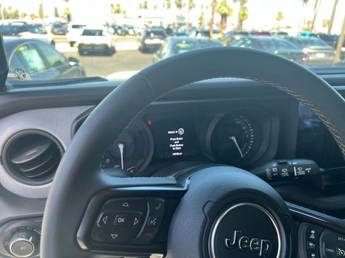 Used 2024 Jeep Wrangler Unlimited AWD/4WD image 3
