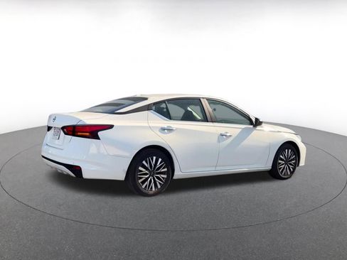Used 2025 Nissan Altima 2.5 SV FWD image 15