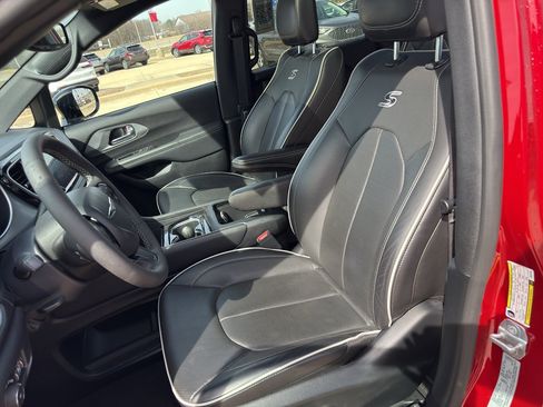 Used 2025 Chrysler Pacifica Limited image 11