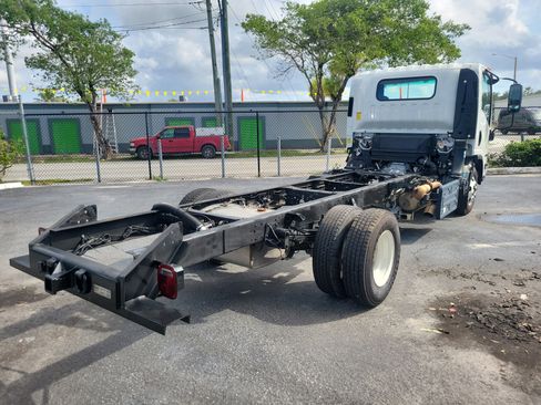 Used 2024 Isuzu NPR image 6