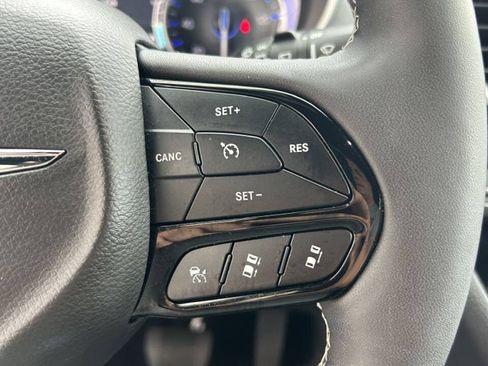 Used 2025 Chrysler Pacifica Limited FWD image 17