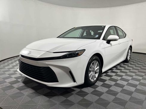 Used 2025 Toyota Camry LE FWD image 3