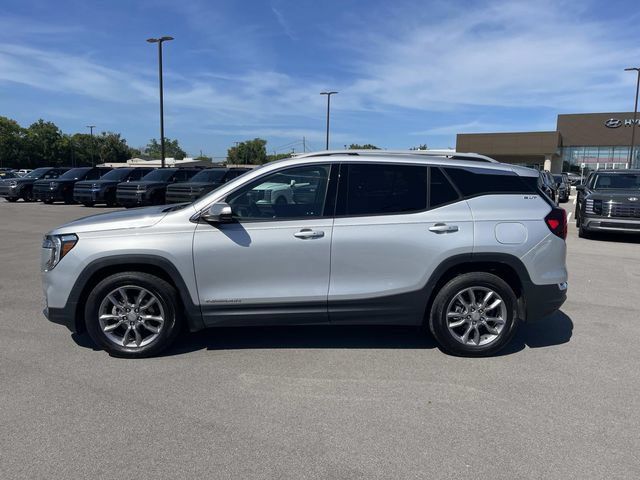 Used 2022 GMC Terrain SLT w/ Infotainment Package II FWD image 2