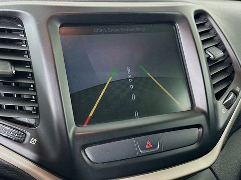 Used 2016 Jeep Cherokee Latitude w/ Cold Weather Group image 18