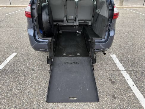 Used 2017 Toyota Sienna L FWD image 28