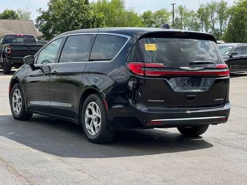 Used 2024 Chrysler Pacifica Limited FWD image 17