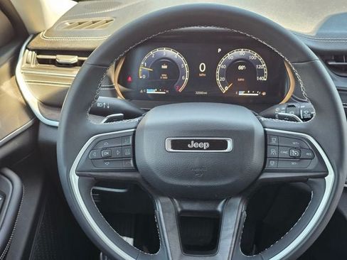Used 2023 Jeep Grand Cherokee Limited w/ Luxury Tech Group II AWD/4WD image 31