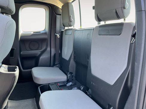 Used 2017 Toyota Tacoma SR AWD/4WD image 15