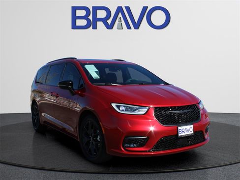 Used 2025 Chrysler Pacifica Limited image 3