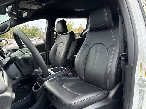 New 2026 Chrysler Pacifica Select image 11