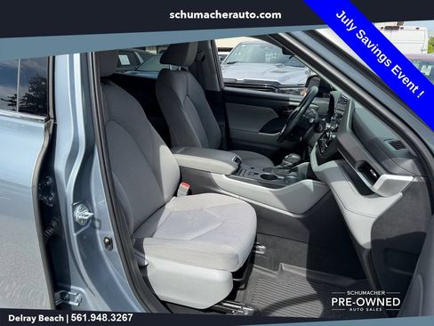 Used 2021 Toyota Highlander LE FWD image 17