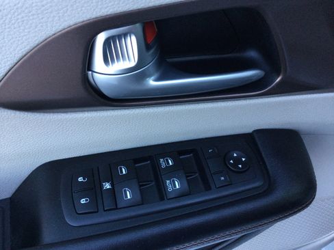 Used 2019 Chrysler Pacifica Touring-L w/ Tire & Wheel Group image 10