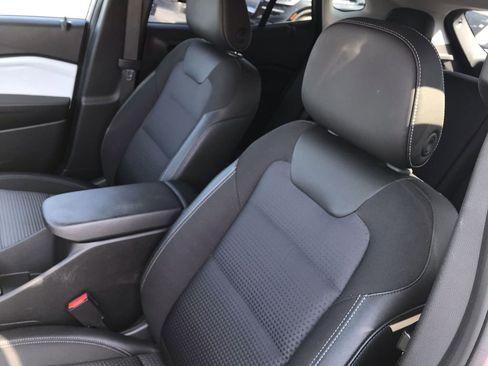 Used 2025 Chevrolet Trax LT image 11