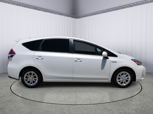 Used 2017 Toyota Prius V Three FWD image 9