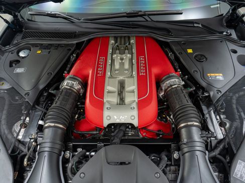 Used 2020 Ferrari 812 Superfast image 12