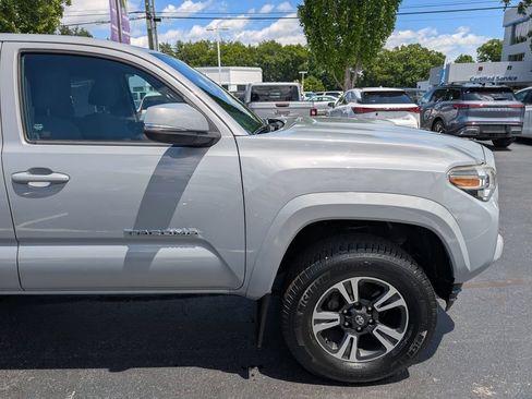 Used 2018 Toyota Tacoma TRD Sport w/ Technology Package AWD/4WD image 11