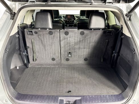 Used 2022 Toyota Highlander XLE AWD/4WD image 36