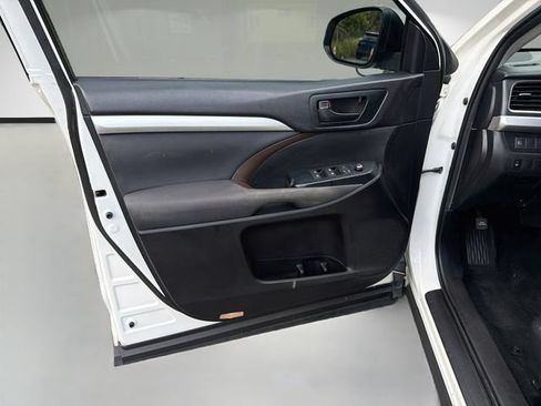 Used 2019 Toyota Highlander LE FWD image 22