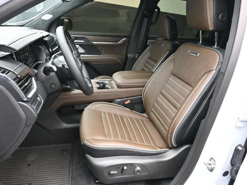 Used 2026 GMC Acadia Denali Ultimate w/ LPO, All-Weather Package AWD/4WD image 5