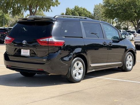 Used 2017 Toyota Sienna LE w/ Protection Package FWD image 4