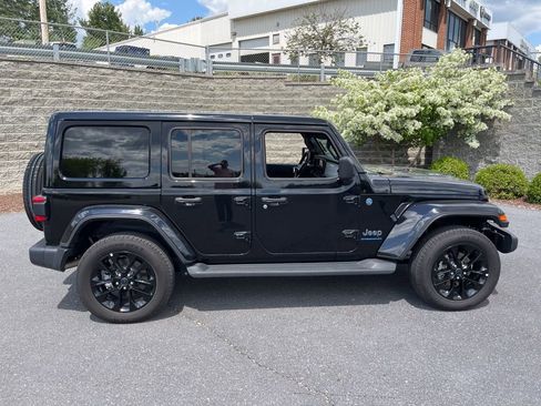 Used 2025 Jeep Wrangler Unlimited Sahara AWD/4WD image 3