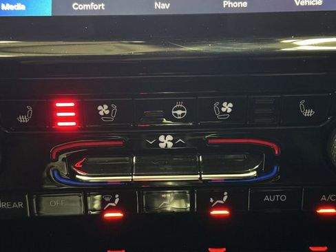 Used 2023 Jeep Grand Cherokee Limited w/ Luxury Tech Group II image 8