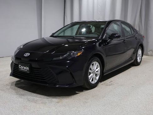 Used 2025 Toyota Camry LE image 7