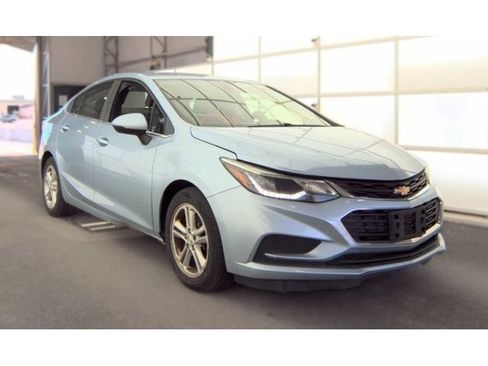 Used 2018 Chevrolet Cruze LT w/ Convenience Package FWD image 2