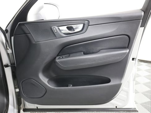 Used 2018 Volvo XC60 T5 Momentum w/ Vision Package image 26