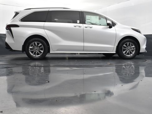 Used 2026 Toyota Sienna XLE FWD image 40
