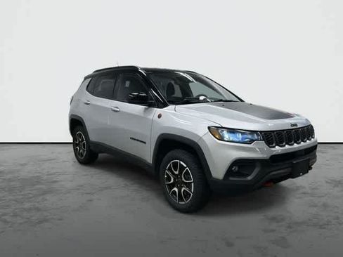 Used 2025 Jeep Compass Trailhawk w/ Trailer Tow Group AWD/4WD image 5