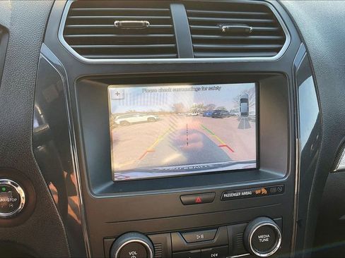Used 2018 Ford Explorer XLT w/ Equipment Group 201A FWD image 20