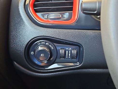 Used 2023 Jeep Renegade Trailhawk AWD/4WD image 15